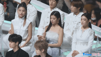 Cuối cùng thì Yeji cũng có thể thổ lộ tình cảm với Chungha rồi