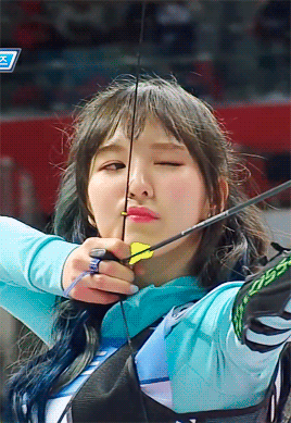 Những tấm ảnh động như thế này thường được cư dân mạng chia sẻ rất nhiều trên mạng xã hội và ai cũng phải khen Wendy quá xinh khi bắn cung.