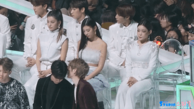 Ngồi gần Chungha thôi cũng đủ để Yeji thấy mặt nóng bừng