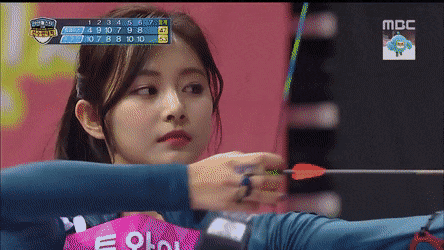 Vừa chăm chú bắn cung mà không quên mỉm cười tạo dáng nữa thì trái tim các fan chịu sao nổi đây.