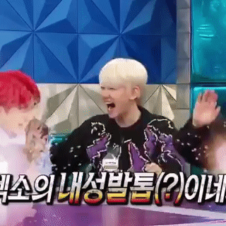 Baekhyun ngay cả khi cao hứng nhất vẫn không quên nhiệm vụ cản tay Chanyeol, không để anh chàng thực hiện được thói quen khó bỏ.