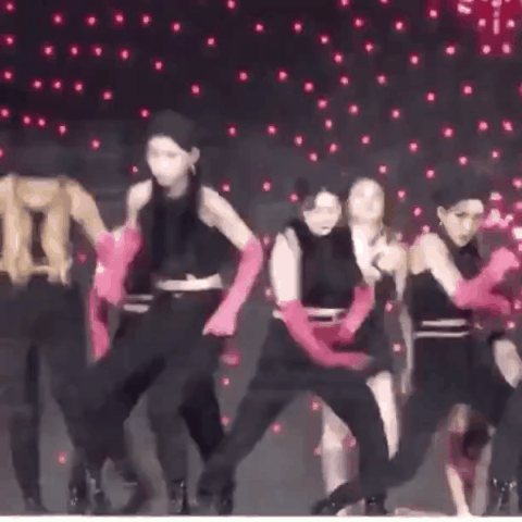 Những nữ idol phải đi giày cao gót thì càng khó khăn hơn nữa, Yeji (ITZY) dù đau điếng vì cú ngã vẫn phải cố gắng diễn tiếp bình thường.