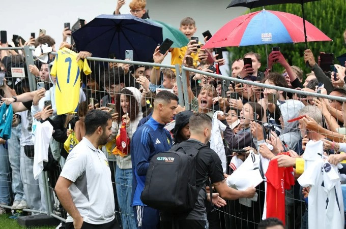 Ronaldo ký tặng các cổ động viên tại Áo. ronaldo-png-1753731610-2787-1753731754.jpg