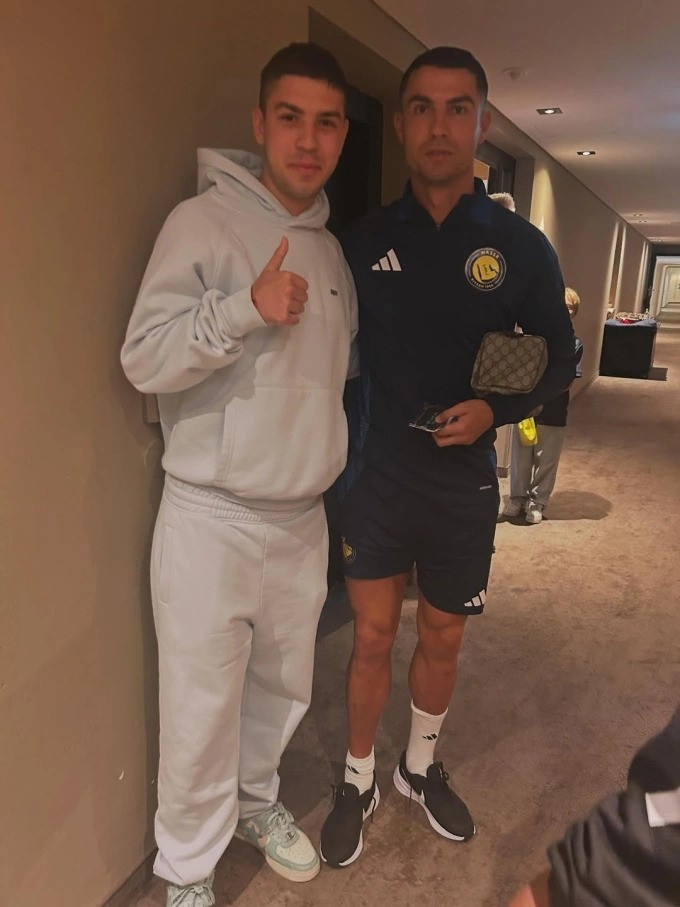 Một cổ động viên chụp ảnh với Ronaldo bên trong khách sạn. ronaldo1-1753731688-9145-1753731754.jpg