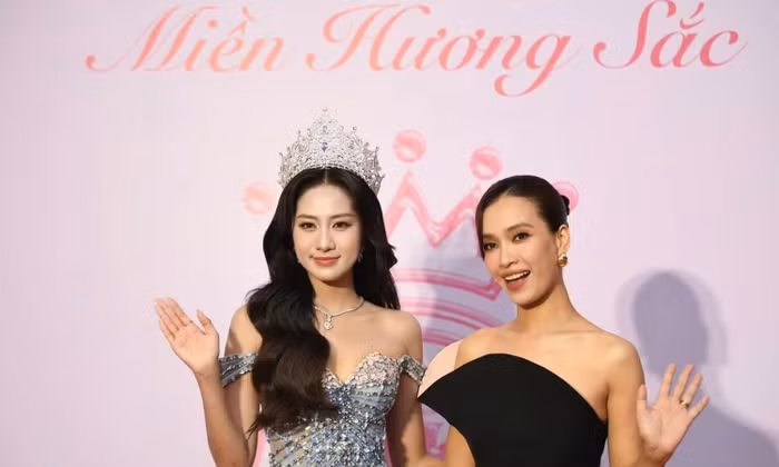 Hoa hậu Hà Trúc Linh và Chị Đẹp Ái Phương "đu trend" cực dễ thương