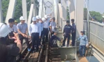 Vụ sà lan đâm cầu Ghềnh: Gia cố tạm thời, thông đường sắt Bắc - Nam sáng 12/3