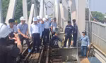 Vụ sà lan đâm cầu Ghềnh: Gia cố tạm thời, thông đường sắt Bắc - Nam sáng 12/3