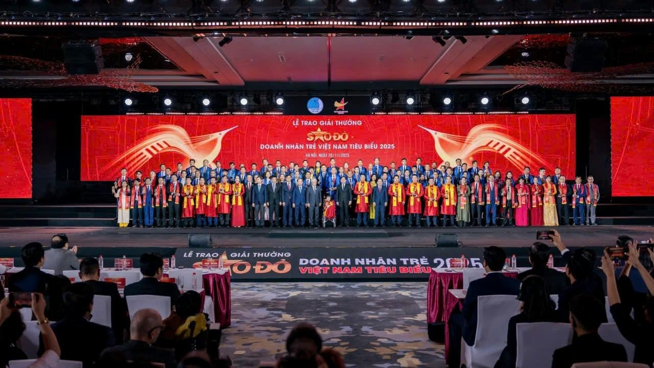 Vinh danh doanh nhân trẻ 2025 13 hội viên HANOIBA nhận Bằng khen Sao Đỏ và Doanh nhân trẻ Việt Nam tiêu biểu