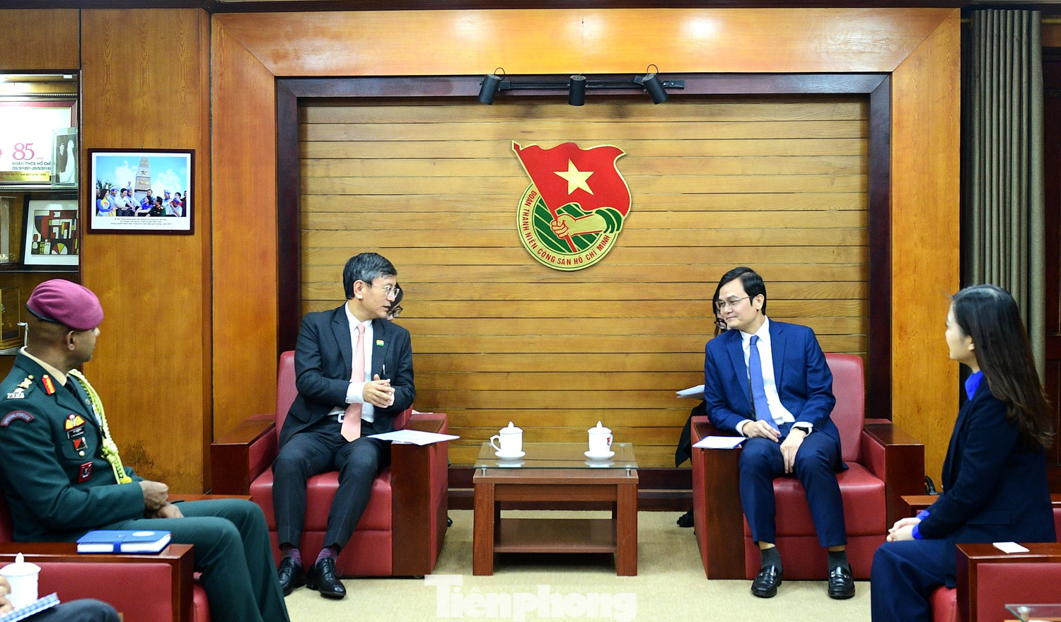 Bí thư thứ nhất T.Ư Đoàn Bùi Quang Huy và Đại sứ Tshering W.Sherpa tại buổi tiếp. Ảnh: Xuân Tùng Bí thư Bùi Quang Huy và Đại sứ Ấn Độ Tshering W. Sherpa tại buổi tiếp - hợp tác thanh niên