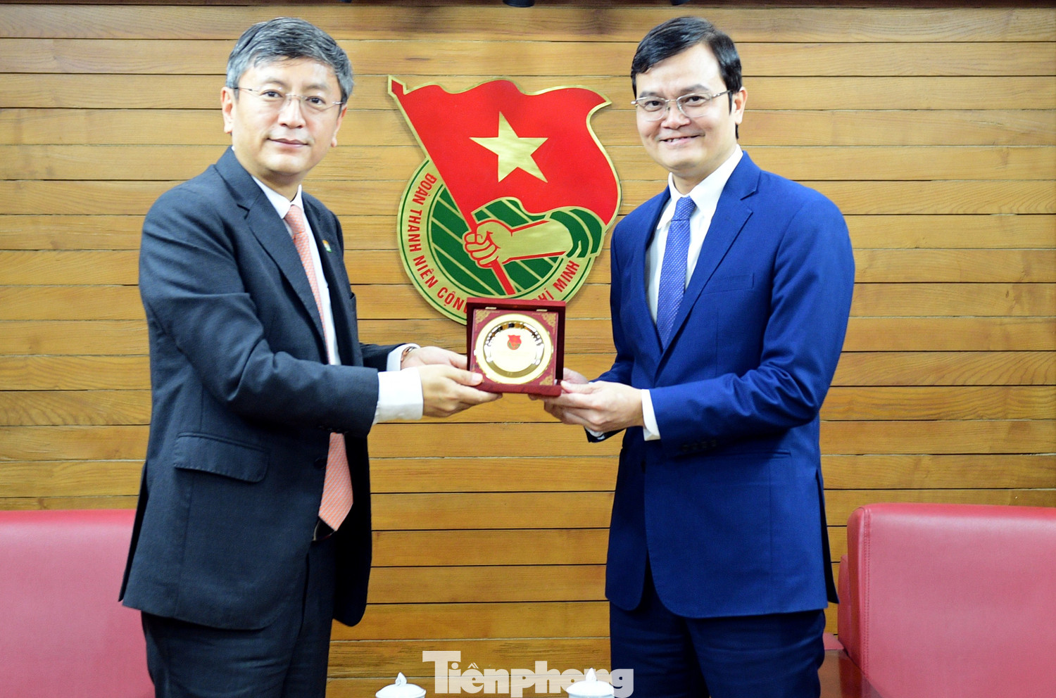 Bí thư thứ nhất T.Ư Đoàn Bùi Quang Huy tặng biểu trưng Đoàn TNCS Hồ Chí Minh tới Đại sứ Tshering W.Sherpa. Ảnh: Xuân Tùng Biểu trưng Đoàn TNCS Hồ Chí Minh được tặng Đại sứ Tshering W. Sherpa