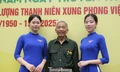 Bác Nguyễn Lam Châu - Chủ tịch Hội Cựu TNXP tỉnh Bến Tre xúc động khi xem chương trình nghệ thuật tái hiện lại những người đồng đội của mình hy sinh trên chiến trường.