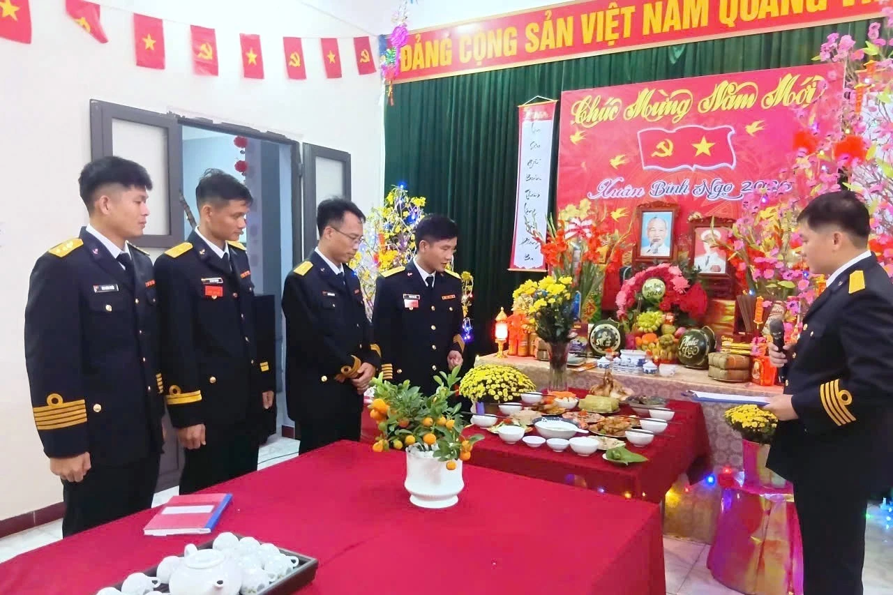 Trung đoàn Tàu ngầm 196 tổ chức hội thi mâm cơm tất niên đón xuân