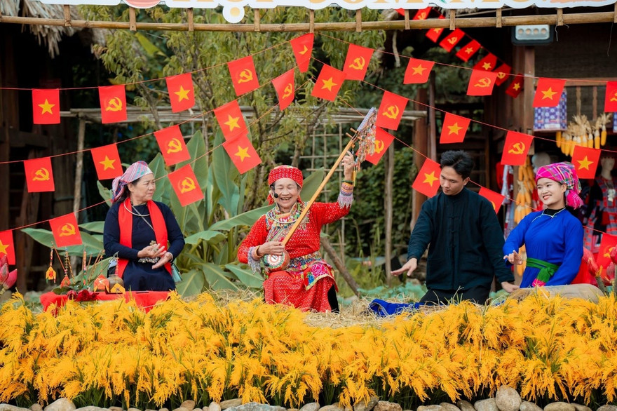 Rực rỡ màu cờ dịp Quốc khánh ở Sa Pa