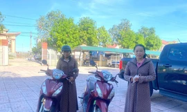 Công an bàn giao hai chiếc xe về đúng chủ nhân cho hai người phụ nữ. Ảnh: CACC