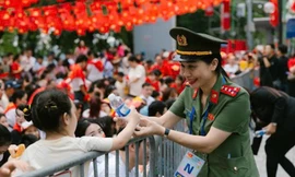 Cán bộ, chiến sĩ Trung đoàn 600 phát nước uống miễn phí cho người dân, trẻ em xem Lễ tổng duyệt A80.