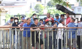 CĐV xếp hàng chờ mua vé xem ủng hộ đội tuyển U23 Việt Nam đá Vòng loại U23 châu Á 2026. 