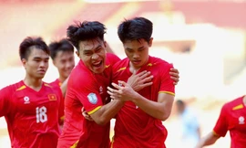 Phạm Lý Đức (trái) và Đình Bắc ăn mừng bàn thắng ở giải U23 Đông Nam Á 2025 (ảnh Hữu Phạm)