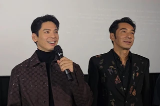 Lâm Bách Hoành "dùng phao" để nói tiếng Việt trong buổi ra mắt phim 