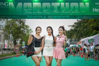 Hoa hậu Trúc Linh và dàn người đẹp cổ vũ các VĐV giải Tiền Phong Half Marathon
