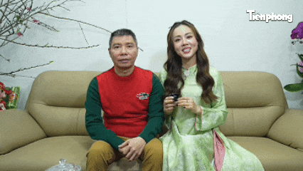 NSND Công Lý và dàn diễn viên giờ vàng chúc Tết độc giả báo Tiền Phong