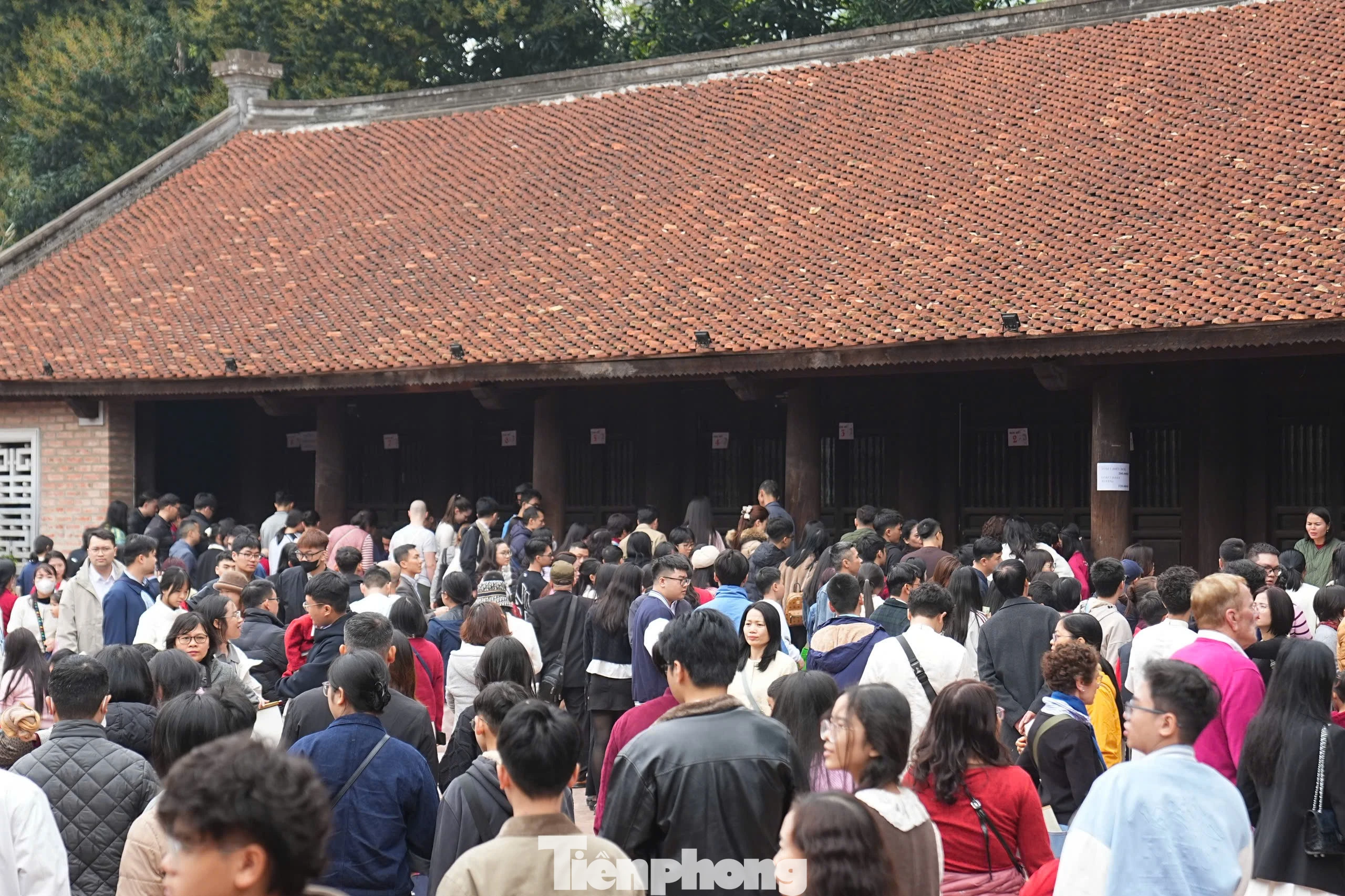 Văn Miếu - Quốc Tử Giám đông nghẹt người xin chữ đầu xuân, gửi gắm ước nguyện năm mới