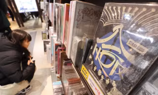 K-pop thúc đẩy doanh số album bằng các sản phẩm phụ kiện phong cách sống 