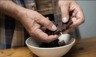 Một miếng sô cô la đen có thể cải thiện trí nhớ chỉ trong một giờ