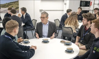 Phần lớn người trưởng thành trẻ tại Anh lo lắng về việc làm và tình hình kinh tế