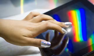 Sinh viên Hóa học biến móng tay thành bút cảm ứng