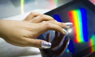 Sinh viên Hóa học biến móng tay thành bút cảm ứng