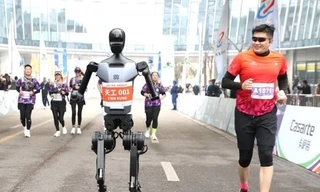 Trung Quốc: Robot và người chạy đua