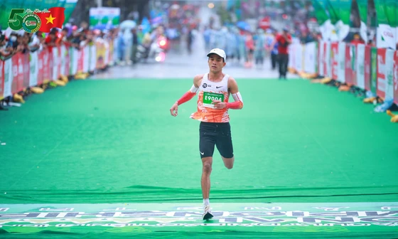 Không khoan nhượng trên đường chạy 42,195km tại Tiền Phong Marathon 2026