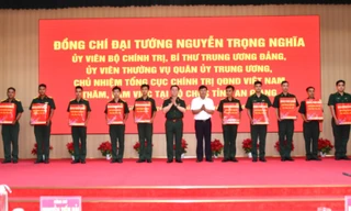 Đại tướng Nguyễn Trọng Nghĩa thăm, tặng quà tại An Giang 