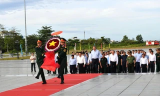 Tổng Bí thư Tô Lâm dâng hương tưởng niệm Chủ tịch Hồ Chí Minh và các Anh hùng liệt sĩ tại Phú Quốc