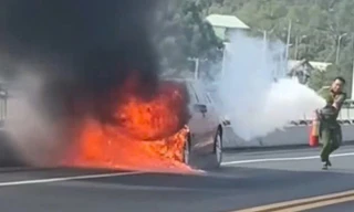 Ô tô bốc cháy ngùn ngụt trên cầu Rạch Miễu 