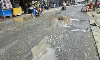 Sau ngập, nhiều tuyến đường ở Cần Thơ đầy 'ổ gà, ổ voi'