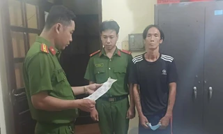 Cầm kéo xông vào tiệm làm móng cướp dây chuyền