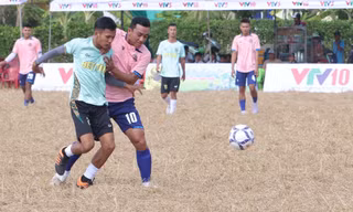 Hơn 800 nông dân Khmer xỏ giày tranh tài đá bóng trên ruộng