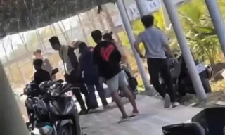  Bé gái 11 tuổi bị thương nặng do 2 nhóm khách ẩu đả nhau tại quán