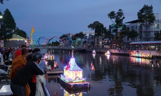 Rực sáng đêm sông khai hội Oóc Om Bóc - Đua ghe Ngo Cần Thơ