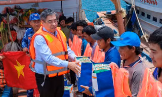 Lãnh đạo TPHCM thực hiện chuỗi hoạt động tri ân, an sinh xã hội ở Côn Đảo