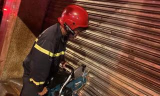 Cắt cửa cuốn, cứu người mắc kẹt trong căn nhà 6 tầng cháy dữ dội 