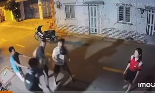 Nam sinh lớp 12 bị chặn đường đánh tới tấp khi tan học ở TP.HCM