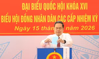 Hình ảnh Chủ tịch Quốc hội, Chủ tịch Hội đồng bầu cử quốc gia Trần Thanh Mẫn bỏ phiếu bầu cử tại TPHCM