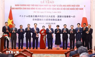 Nguyên Tổng Bí thư Nông Đức Mạnh, nguyên Thủ tướng Nguyễn Tấn Dũng nhận Huân chương Mặt trời mọc