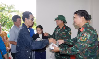 Giúp người dân bị mất nhà do mưa lũ có chỗ ở trước Tết Nguyên đán 2026 