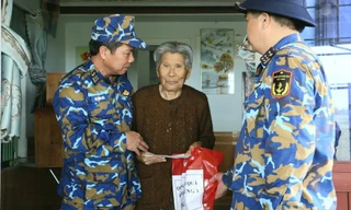 Bộ Tư lệnh Hải quân mang hơi ấm nghĩa tình tới đồng bào bị thiên tai ở Đà Nẵng và Huế
