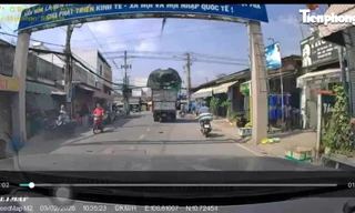 Đang trên đường bị bao hàng rơi từ xe tải đè trúng người