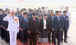 Tổng Bí thư, Chủ tịch nước Lào vào Lăng viếng Chủ tịch Hồ Chí Minh