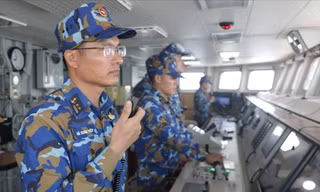 Thượng tướng Nguyễn Văn Nghĩa kiểm tra lực lượng diễu binh trên biển